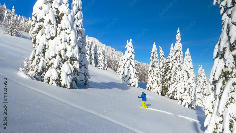 无人机：一名身材魁梧的高加索男子在滑雪旅行中穿越寒冷的风景。