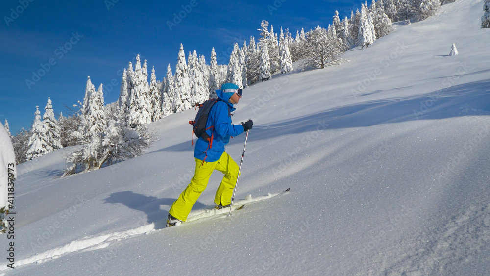 特写：朱利安阿尔卑斯山的男性游客滑雪之旅登上了一座雪山。
