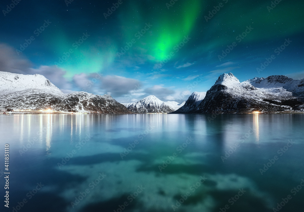星星和北极光。北极光。挪威罗弗敦群岛哈姆诺伊村。在天空中发光。自然