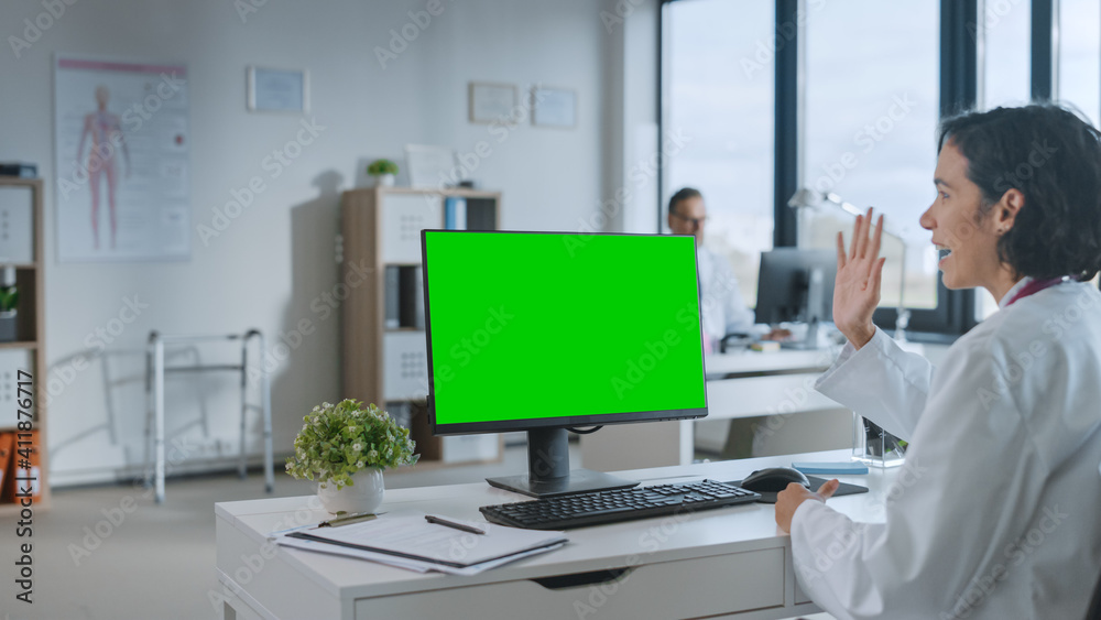 女医生在电脑上用绿屏模拟Di与患者进行视频通话