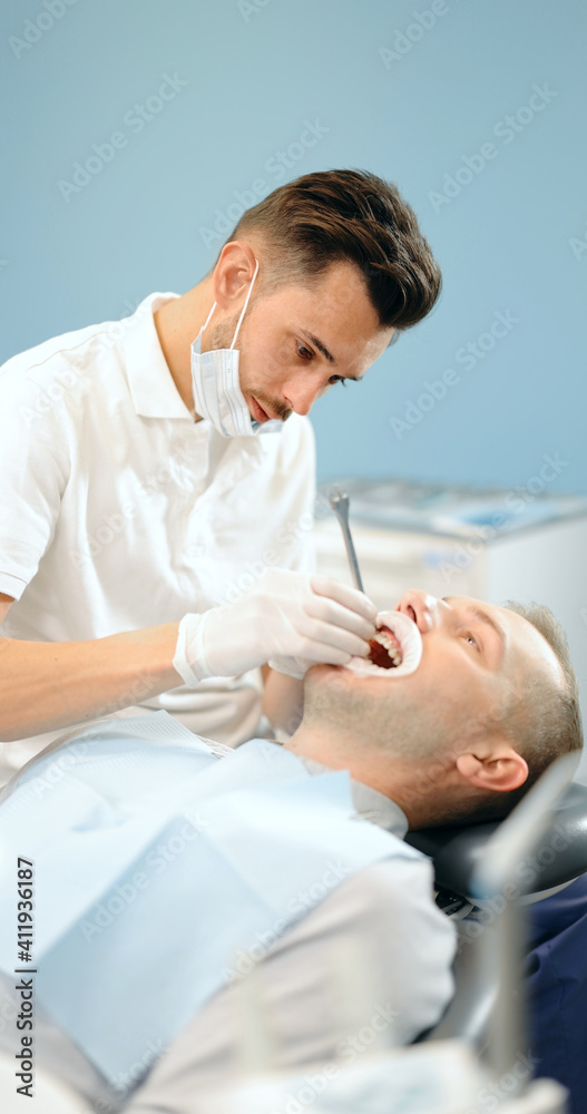 牙医在年轻男性患者的正畸治疗中调整牙套。4k视频sc