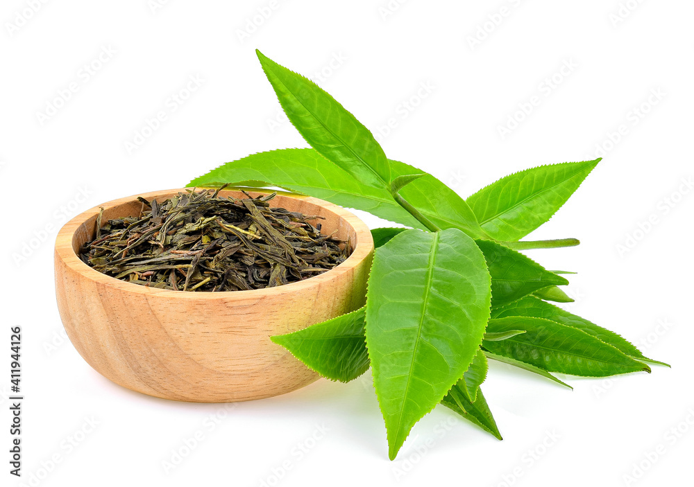 在白色背景上分离的带有干茶叶的绿茶叶。