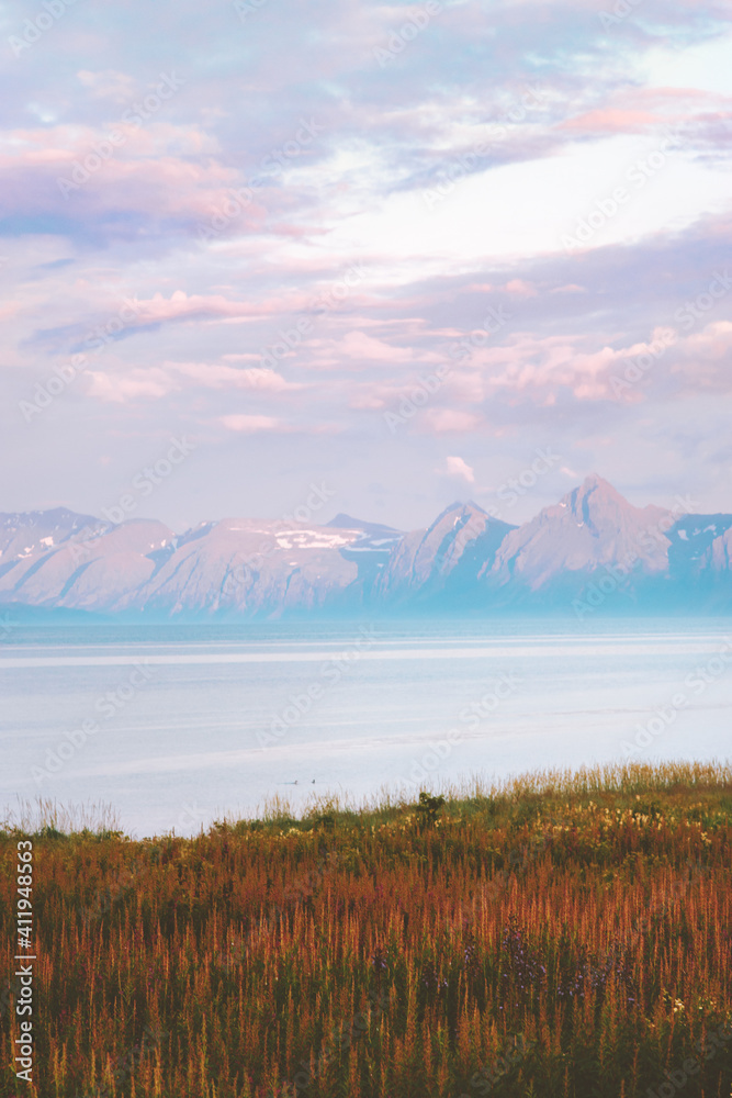 挪威乡村景观日落山脉和峡湾旅游美丽目的地季节背景