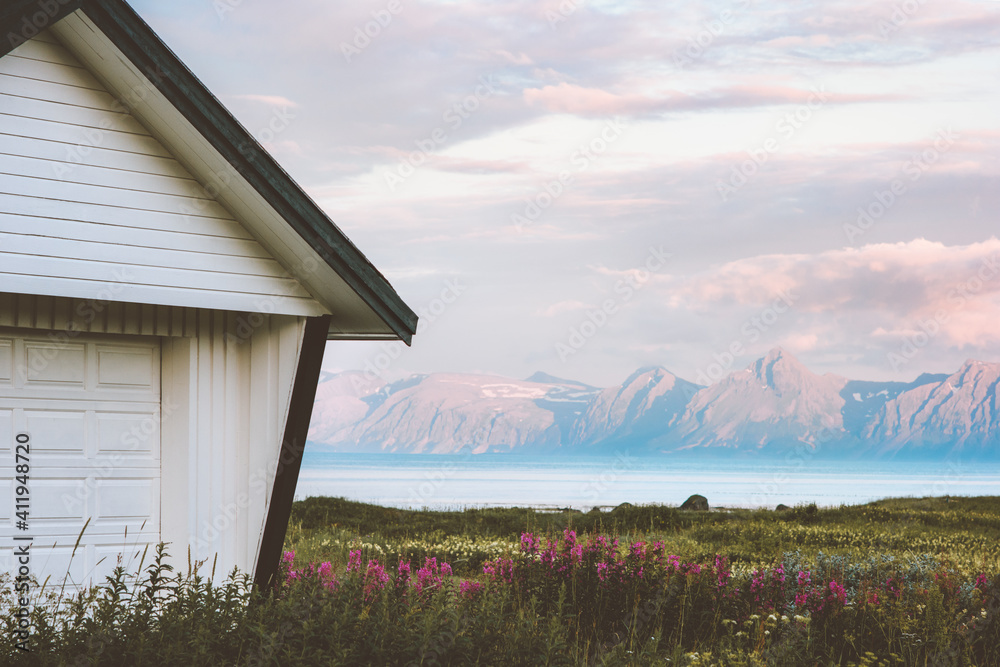 挪威的木屋，拥有日落山脉和峡湾景观，传统建筑斯堪的纳维亚鲁