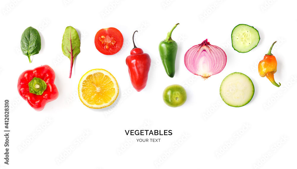 白色背景上由番茄、洋葱、胡椒、黄瓜和西葫芦制成的创意布局。平面l