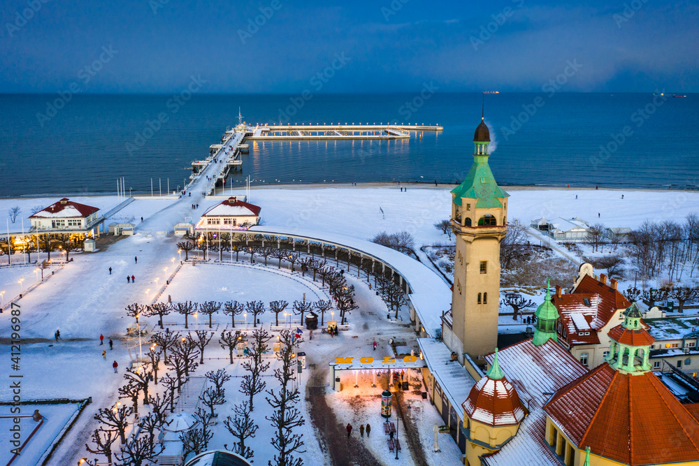 冬天黄昏时，波兰索波特的雪地海滩和码头（莫洛）