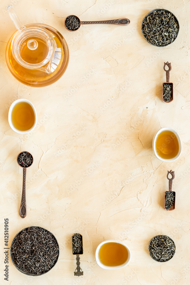 茶壶和杯子里的热干茶框架。茶道概念
