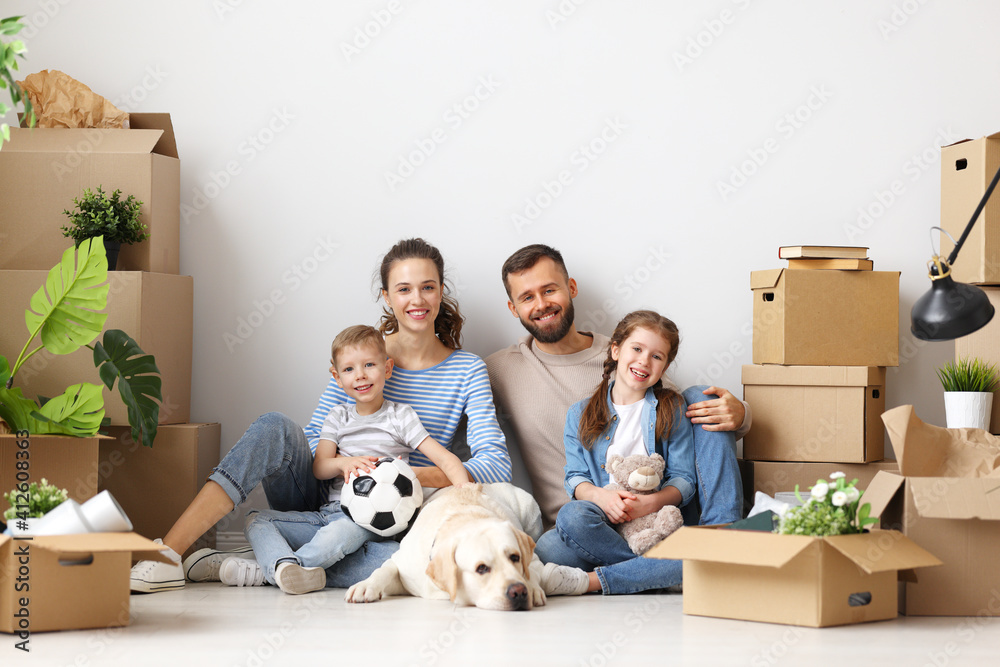 幸福的一家人坐在新公寓的地板上