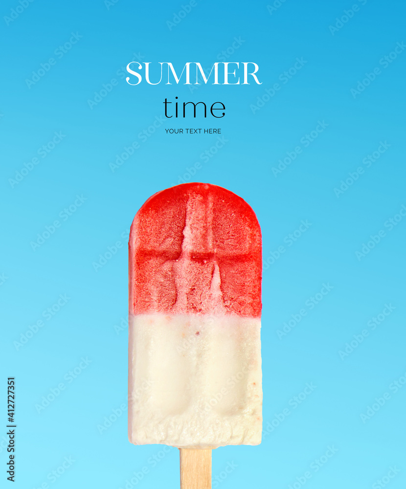 冰淇淋的创意布局。平面布局。食物概念。蓝色背景的冰淇淋。