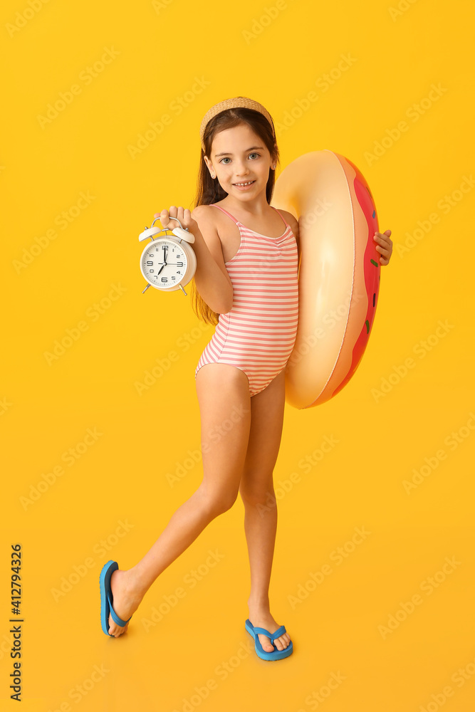 穿着泳衣的可爱小女孩，彩色背景上有闹钟和充气环