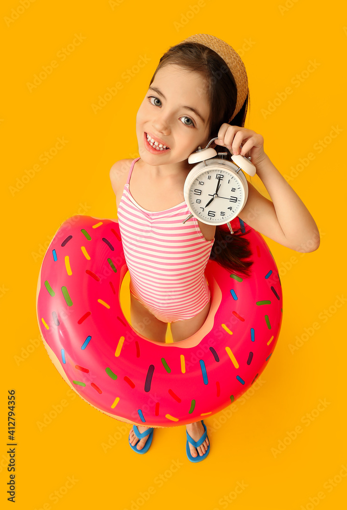 穿着泳衣的可爱小女孩，彩色背景上有闹钟和充气环