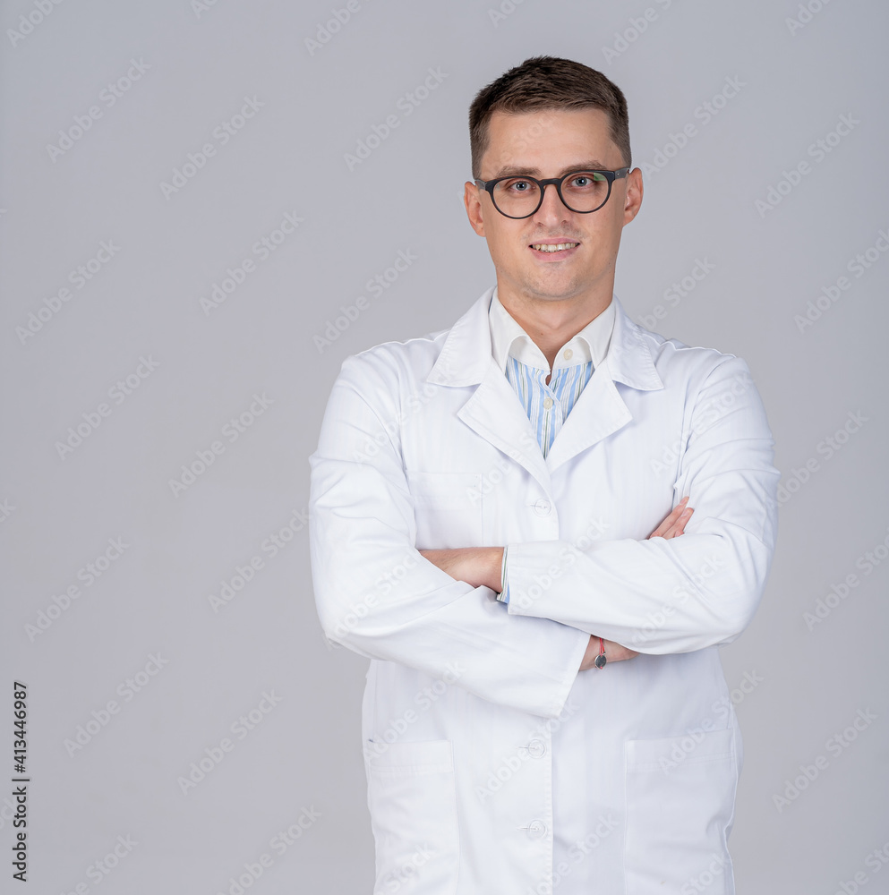 英俊的医生穿着白色磨砂膏，脸上带着担忧的表情。男医生被隔离在lig上
