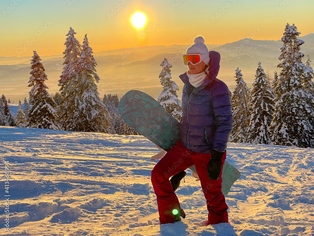 特写：金色的冬日早晨，太阳从山上升起，徒步滑雪。
