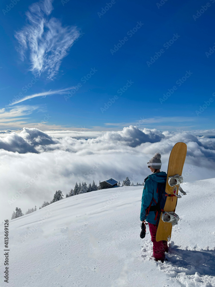 垂直：在偏远地区滑雪旅行的妇女观察风景。