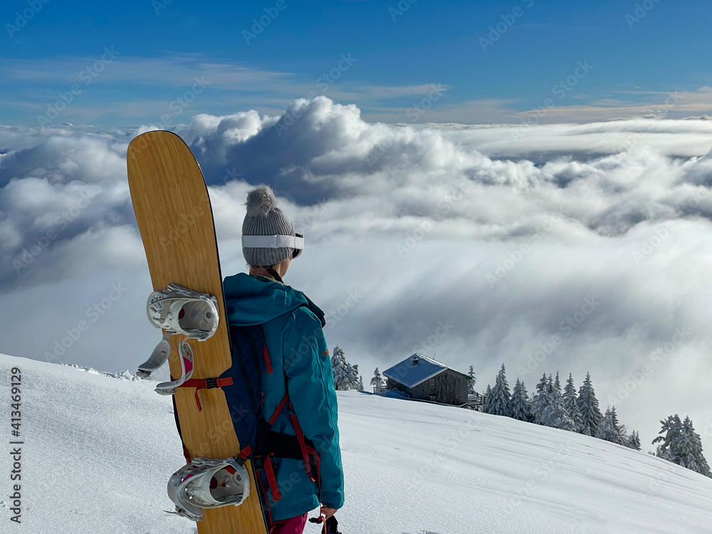 特写：滑雪板手在粉碎斜坡之前观察山脉景观。