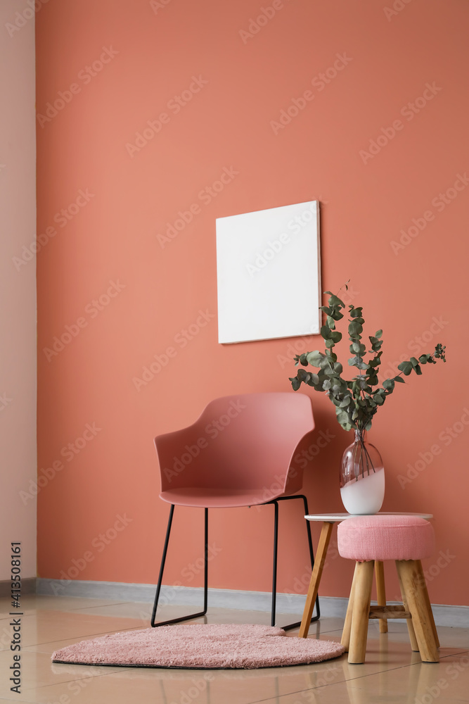 房间内靠近彩色墙的椅子和桌子