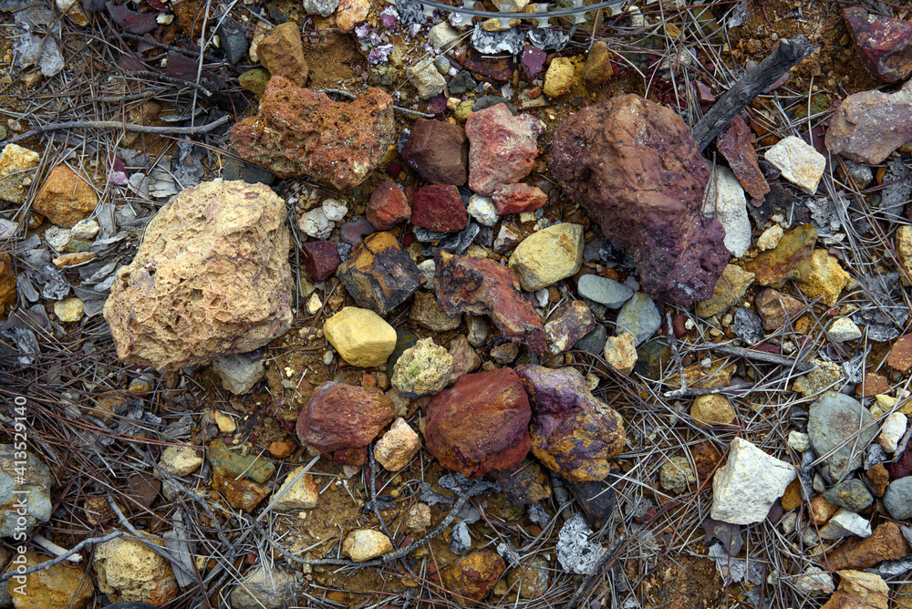 富含铜矿和硫化物矿床的矿区中五颜六色的红黄色岩石