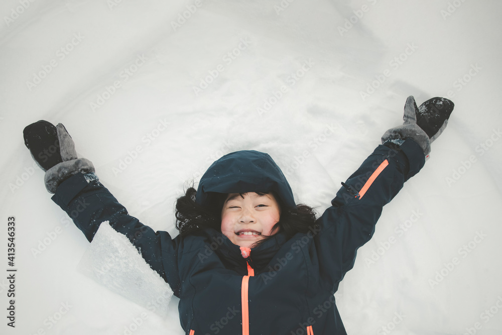 快乐的亚洲女孩，冬天的风景霜冻的冬天，树上覆盖着雪花