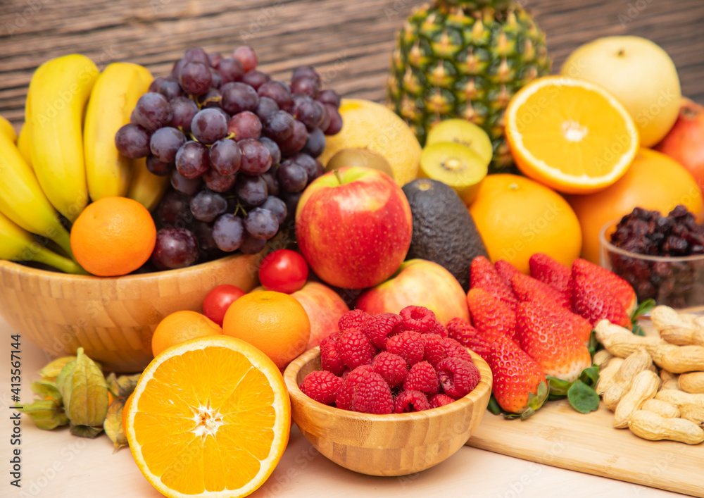 香蕉、橙子、草莓和坚果混合水果，概念健康食品和饮食，蔬菜