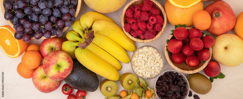 组合水果与香蕉、橙子、草莓和坚果混合，概念健康食品和饮食，蔬菜