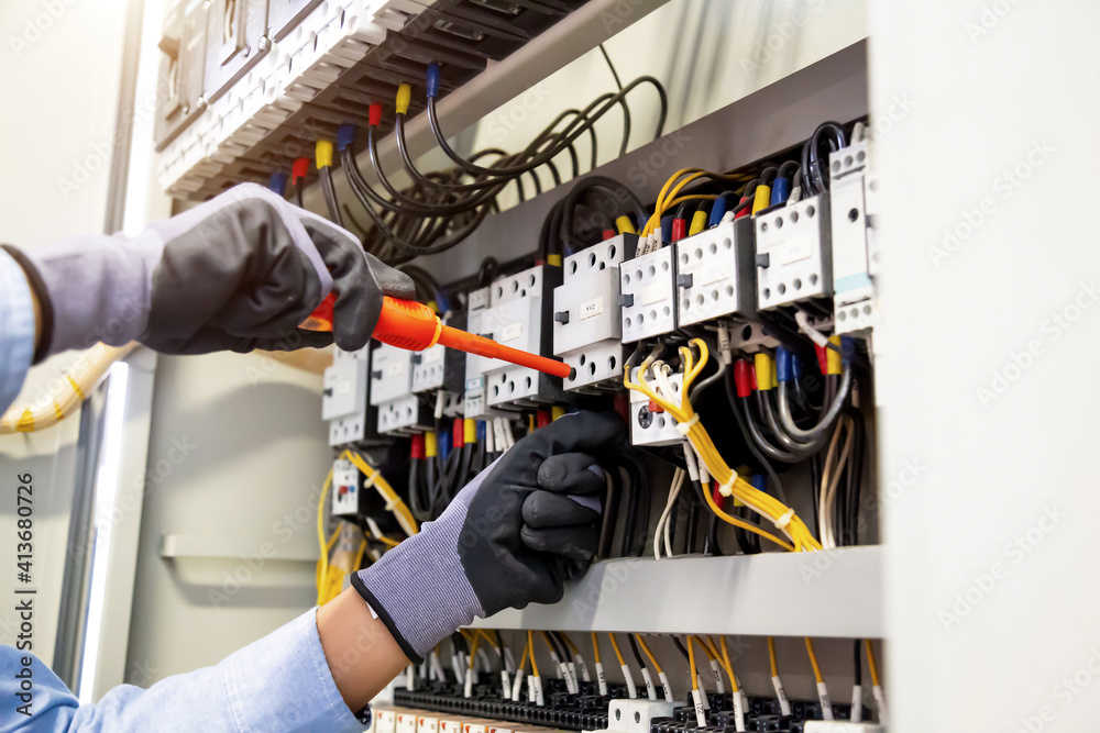 电工负责连接系统、配电盘和控制系统中的电线