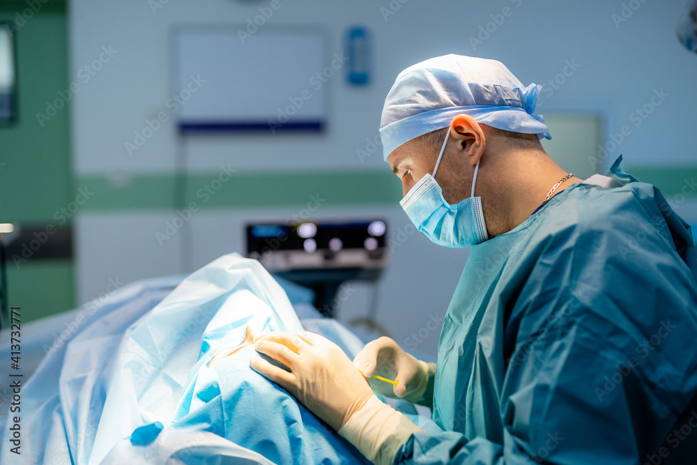 外科医生在重症监护室进行复杂手术