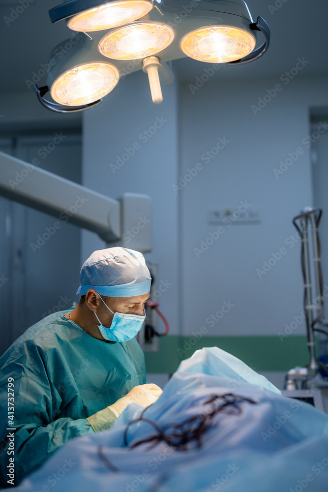 手术室的外科医生。使用手术器械。手术室的现代设备。