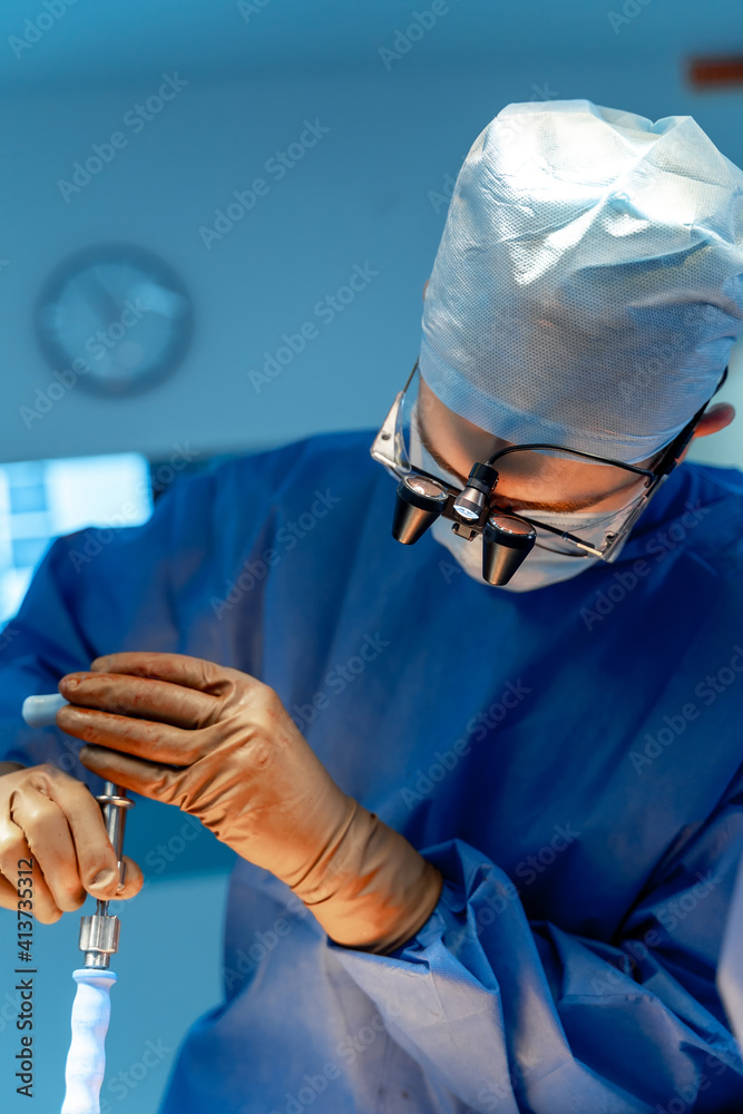 使用现代设备进行手术的医学专家。