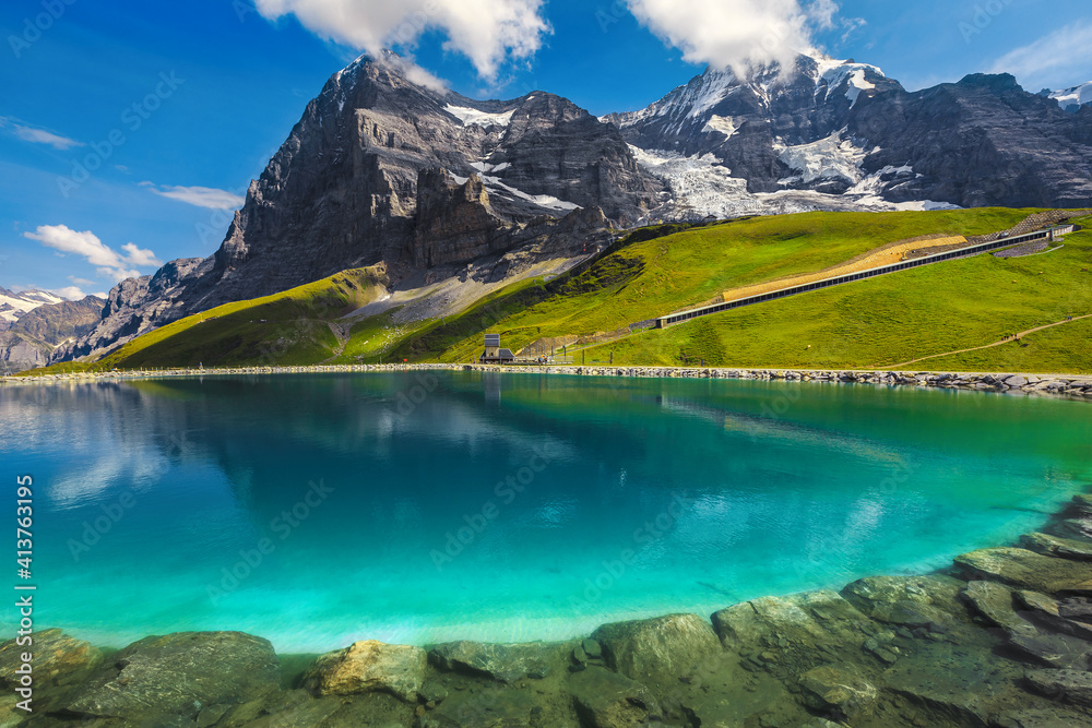 瑞士阿尔卑斯山、伯尔尼高地的干净蓝山湖
