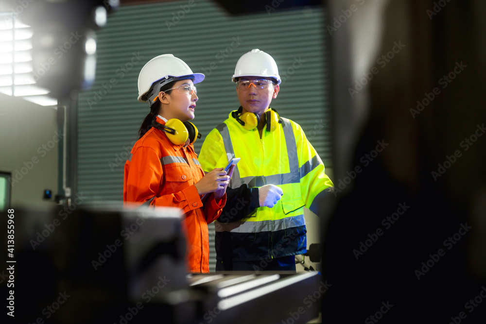 工程师合作两名亚洲维修工程师检查继电保护系统w
