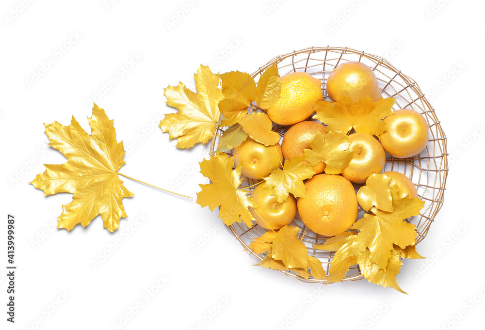 白底金黄色水果和叶子的篮子
