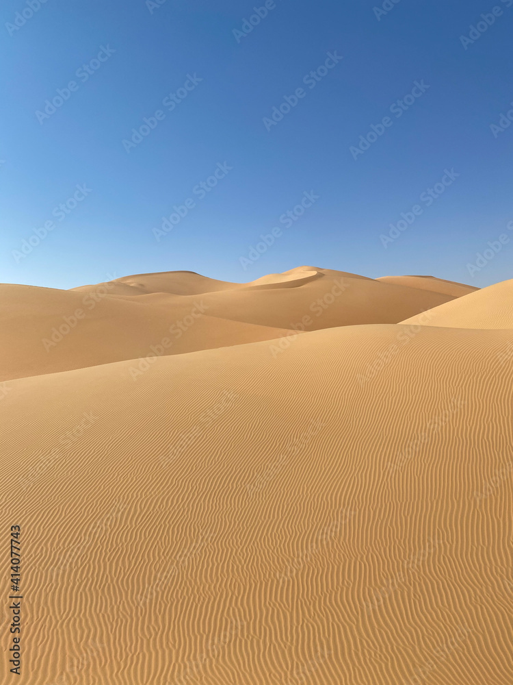 简单抽象的沙漠风景，沙丘和蓝天。阿联酋阿布扎比的利瓦沙漠。
