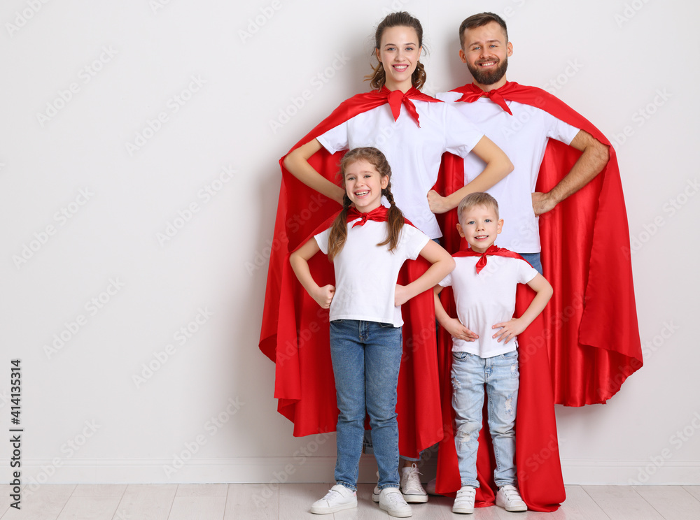 披着超级英雄斗篷的幸福家庭