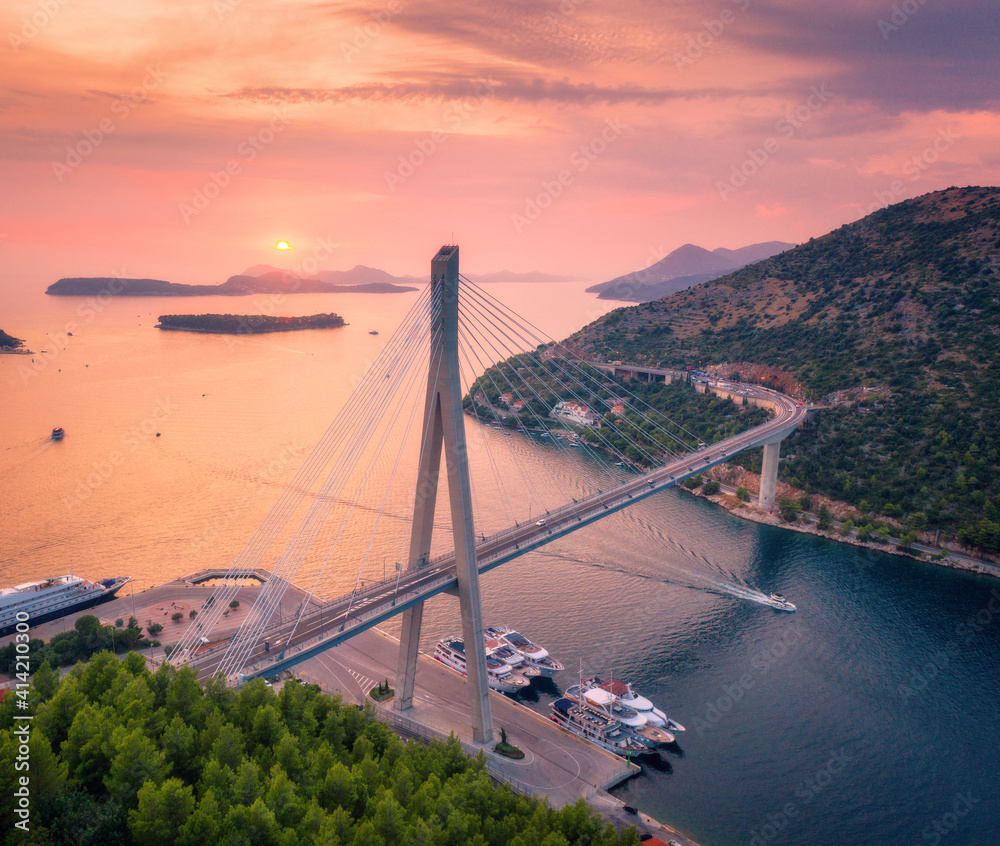 夏季日落时美丽现代桥梁鸟瞰图。克罗地亚杜布罗夫尼克。bo公路顶视图