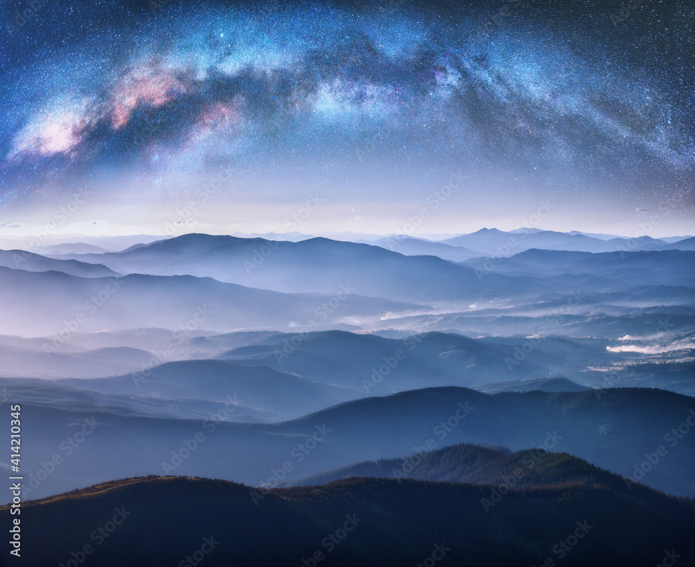 夏天繁星满天的夜晚，银河系在雾蒙蒙的群山上拱起。天空湛蓝，风景如画