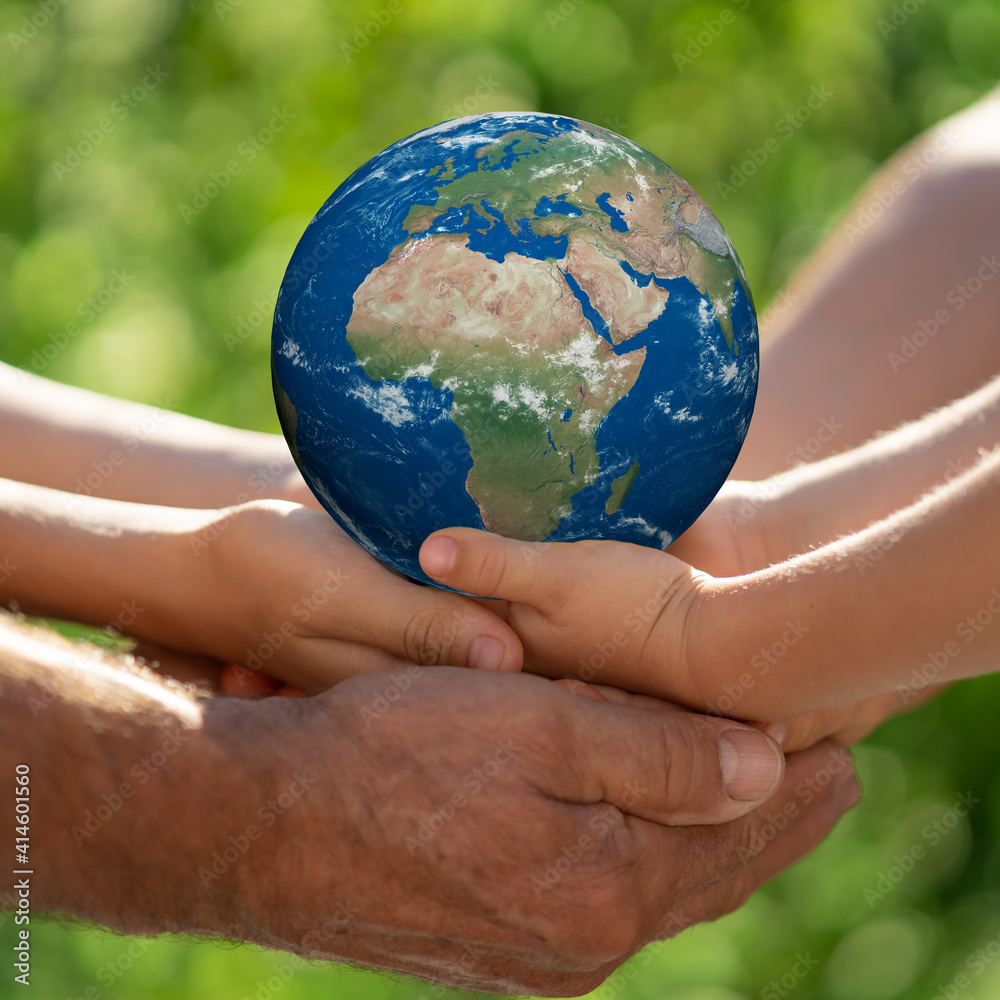 一家人将地球握在手中。这张图片的元素由美国国家航空航天局提供