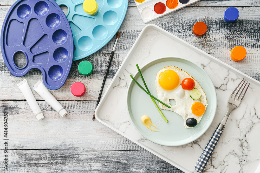 木制背景鸡蛋和新鲜蔬菜的儿童创意早餐