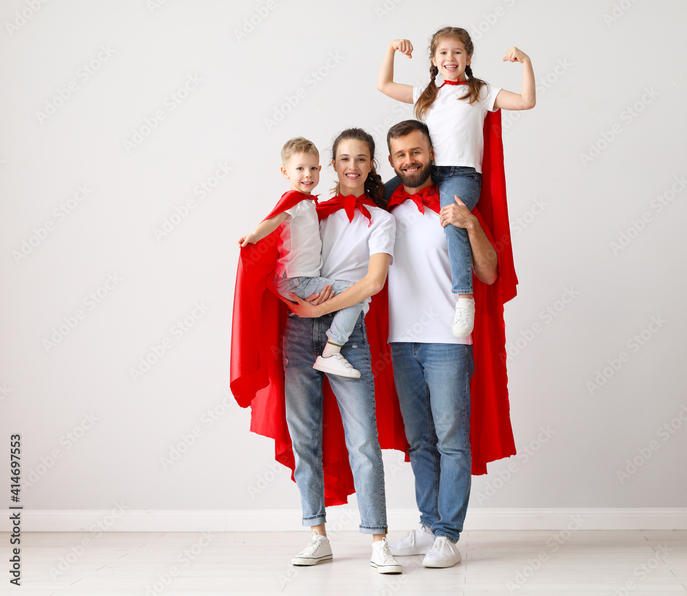 穿着超级英雄斗篷的快乐家庭