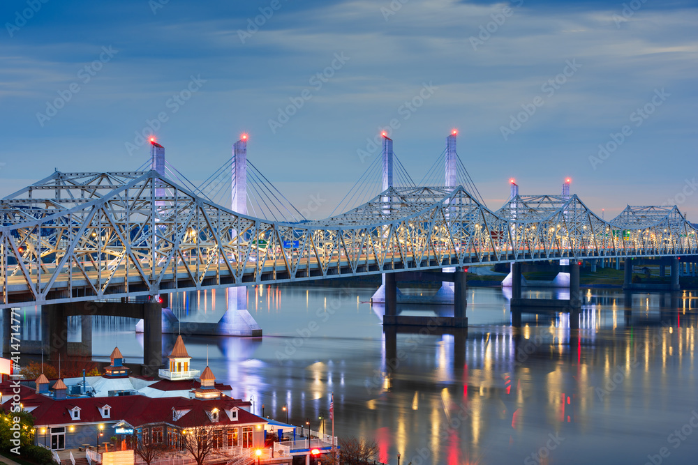 约翰·F·肯尼迪大桥和亚伯拉罕·林肯大桥穿过俄亥俄河进入肯塔基州路易斯维尔。