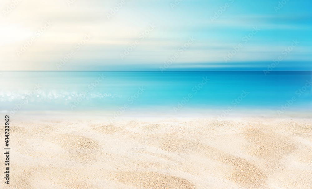 日落时地平线模糊的热带海滩的夏季背景图像。海滩的浅沙再次出现