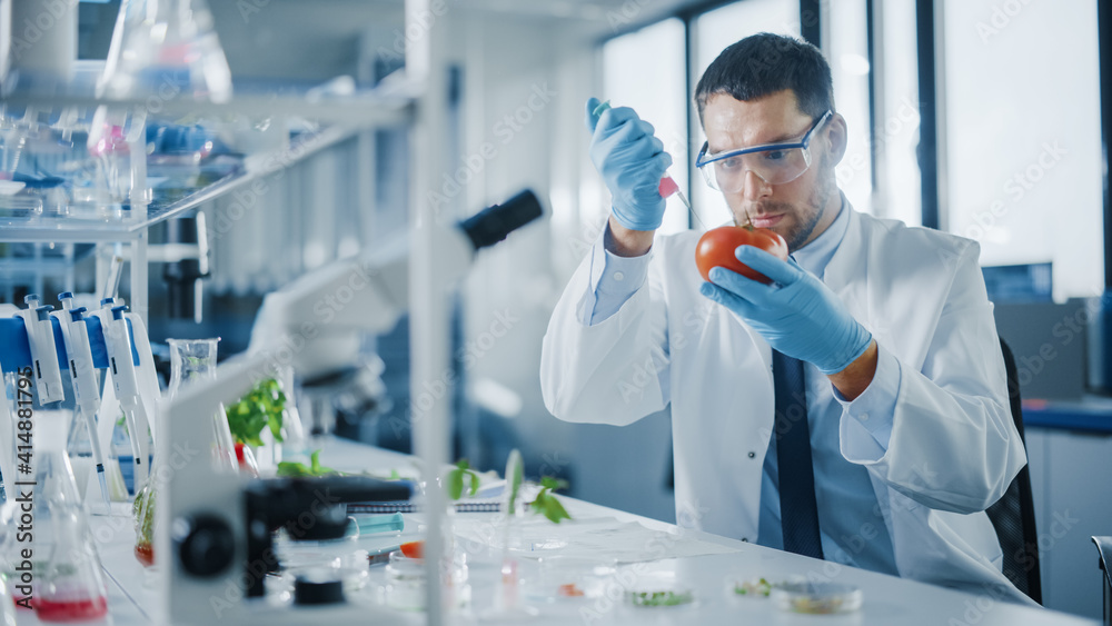 安全眼镜中添加生物营养补充剂、维生素和矿物质的男性微生物学家