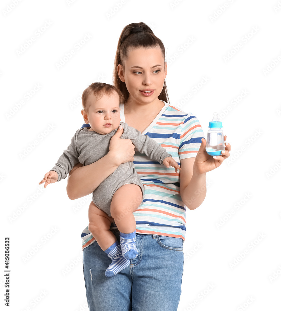 年轻的母亲带着可爱的男婴和白底水瓶