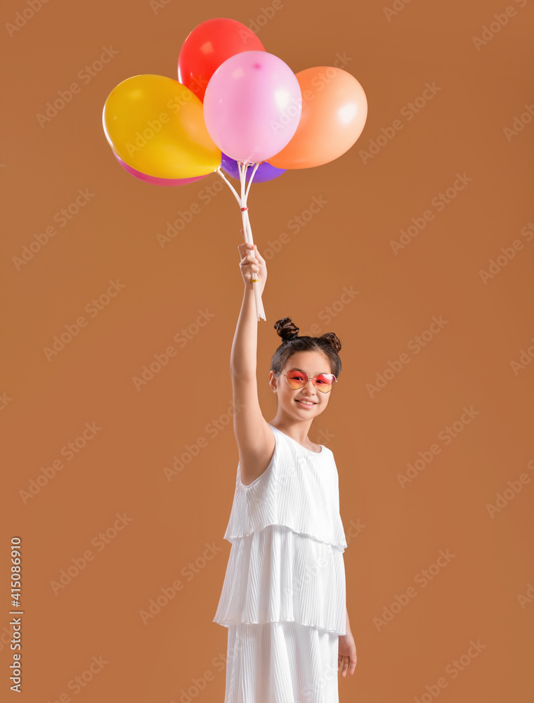 彩色背景气球的快乐小女孩