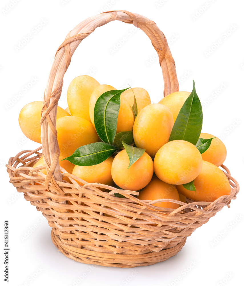 竹篮子中的甜黄色玛丽安李，白色背景，热带水果马永奇德，M