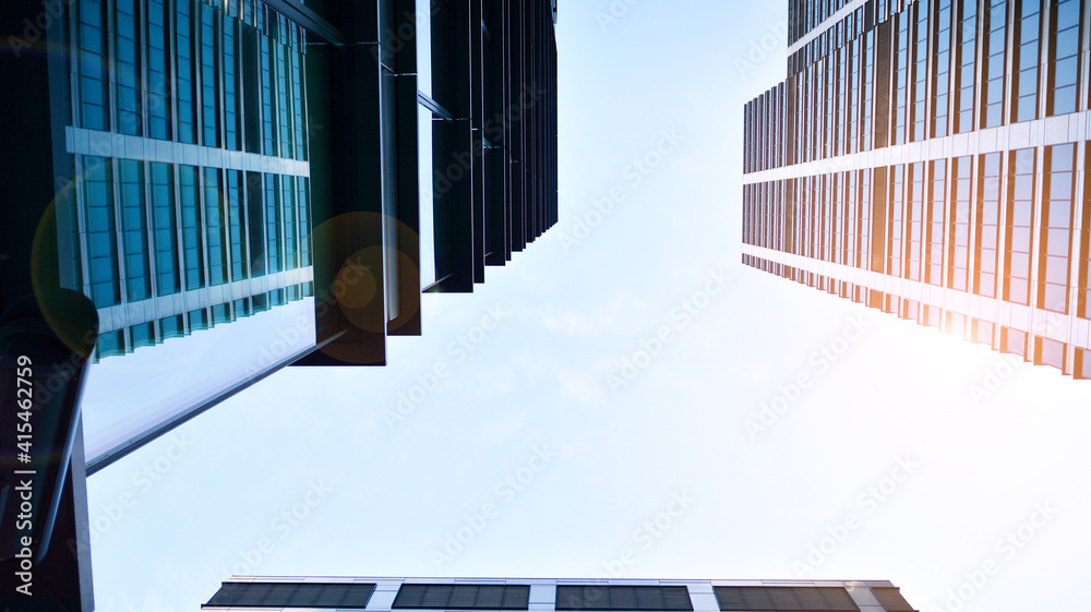 蓝天下商业区现代摩天大楼的仰视图。抬头看商业大厦