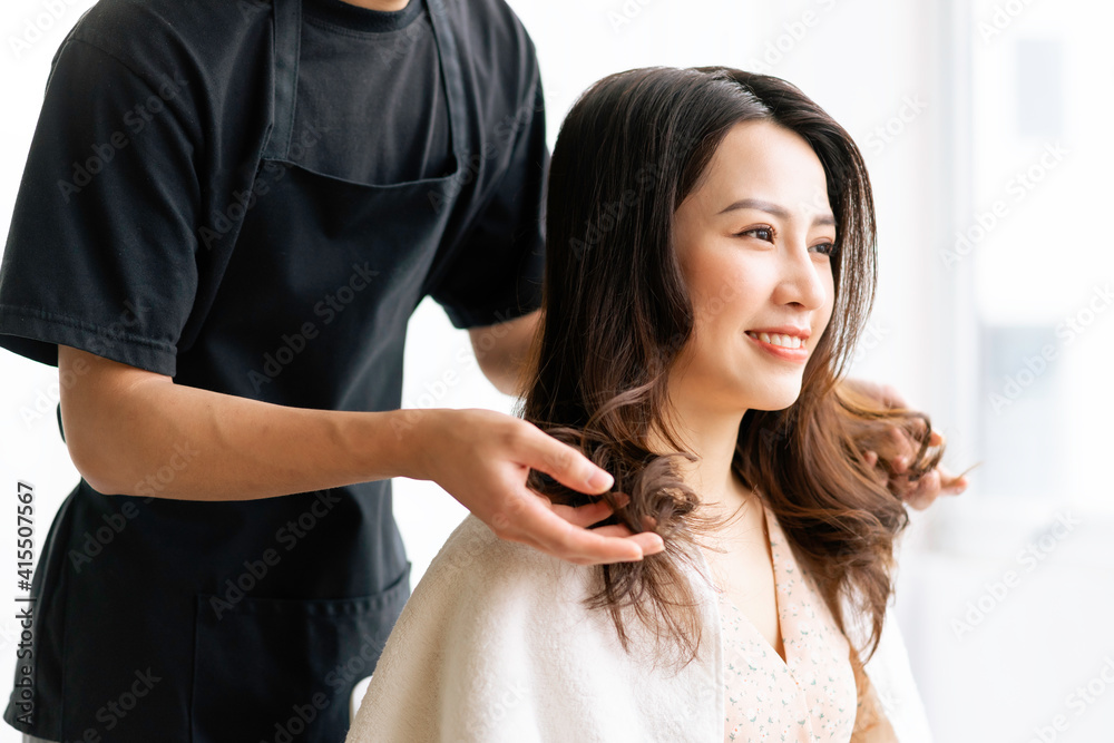 表情愉悦的亚洲女性在沙龙做美发