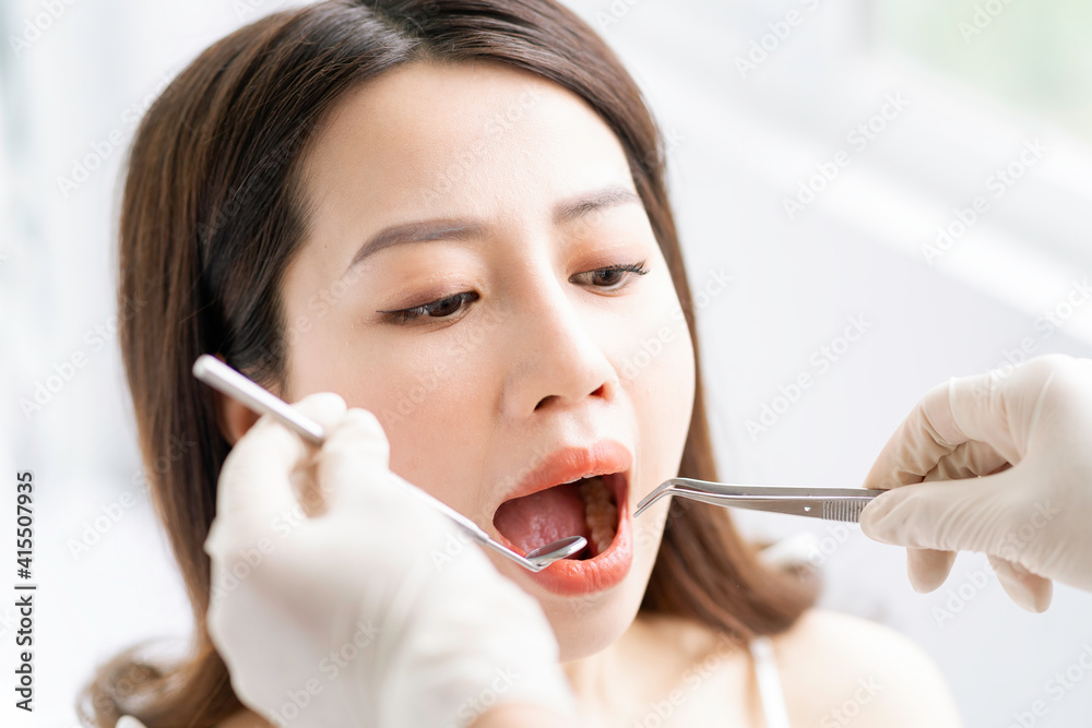 这名亚洲女子正在牙科诊所进行常规牙科检查