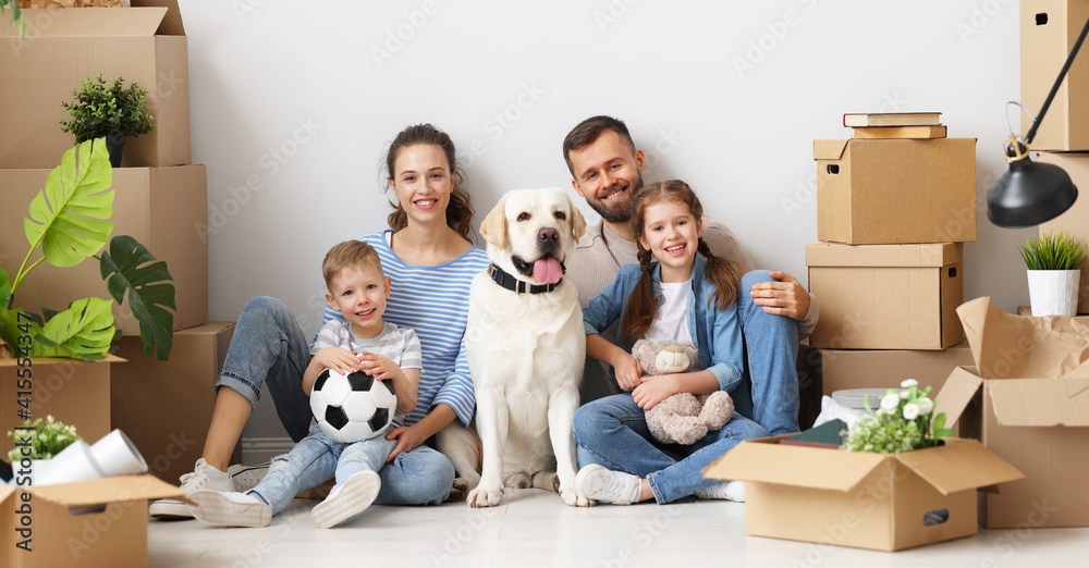 有孩子和狗搬进新公寓的幸福家庭