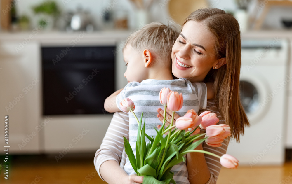 感恩的母亲与拥抱儿子的花束