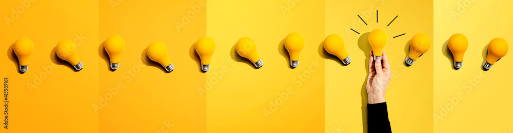 许多黄色灯泡-创意和创意主题